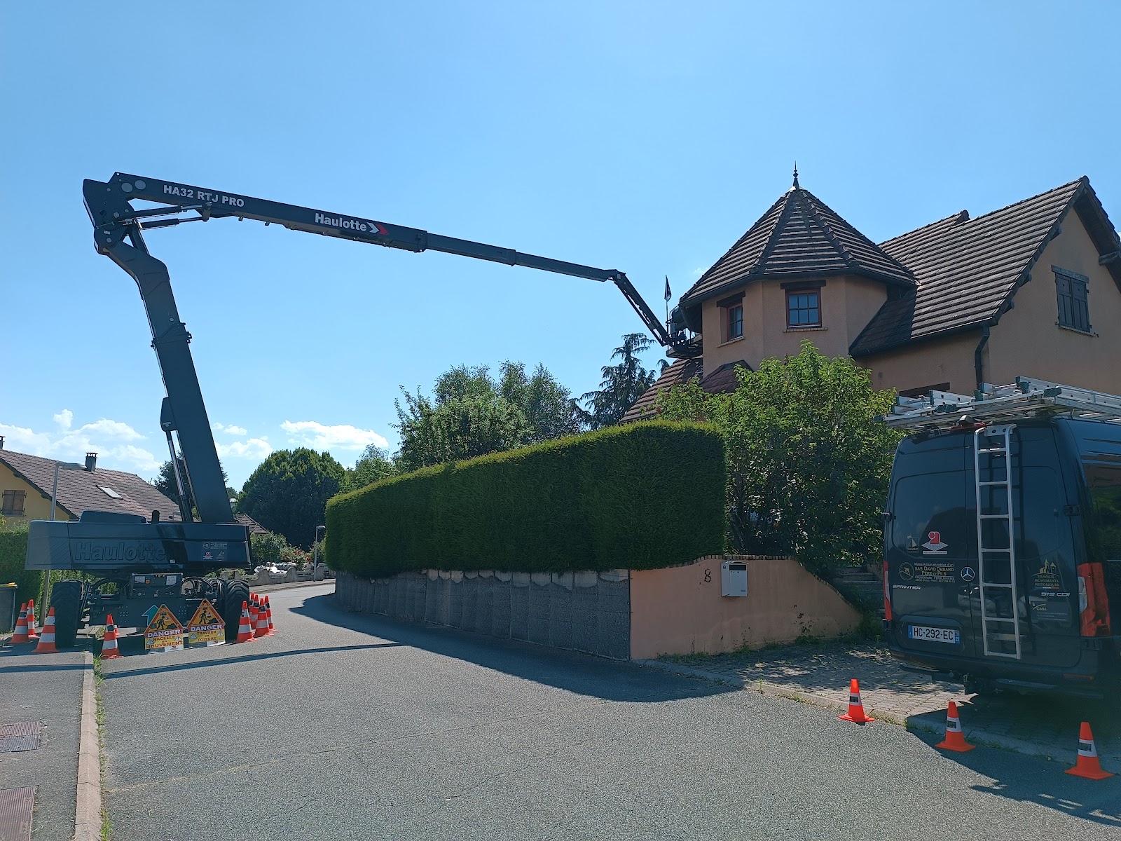 Intervention en nacelle pour la rénovation d'une toiture en tuiles à Montbéliard