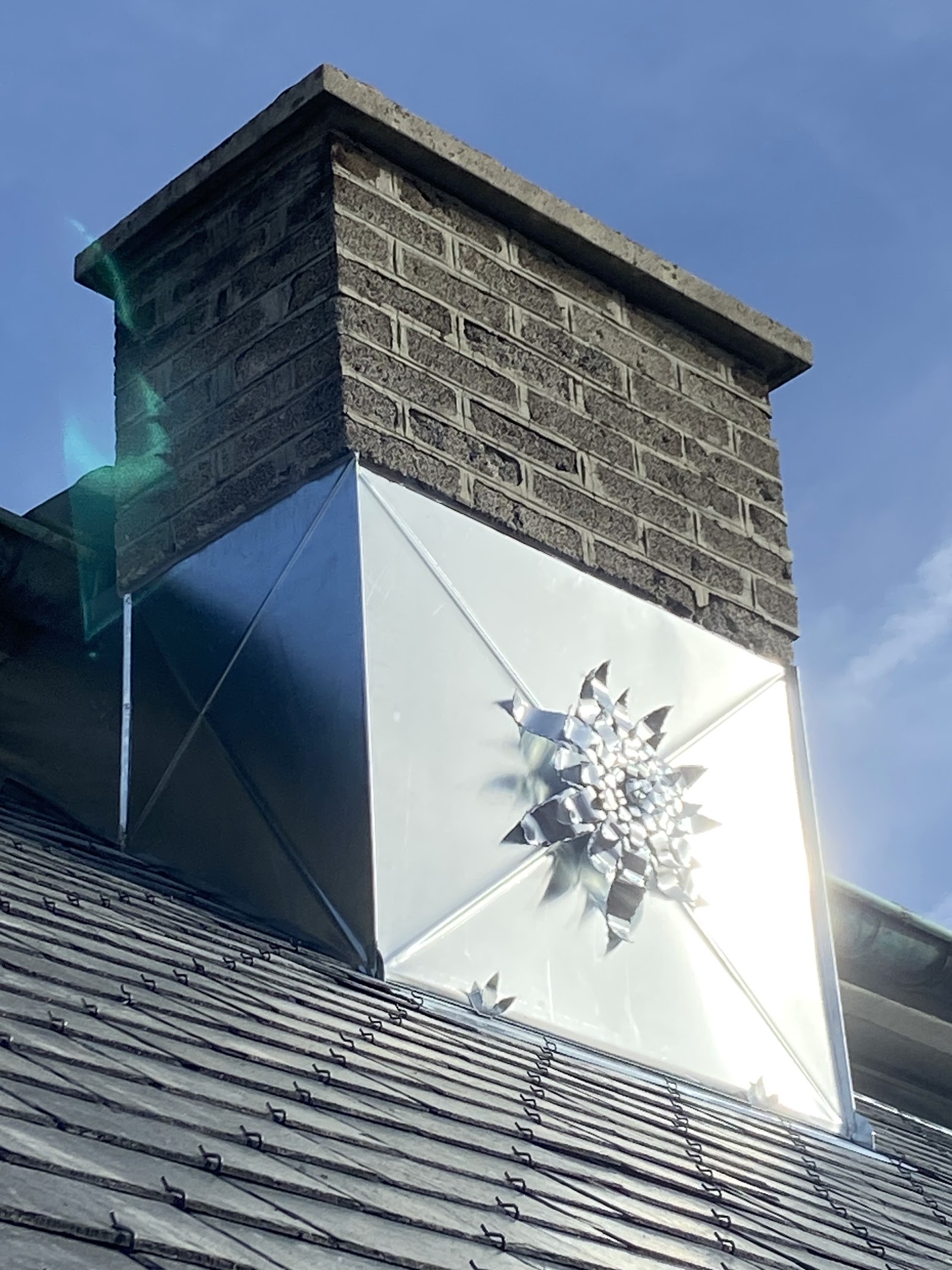 Habillage de cheminée en zinc avec épi décoratif, finition zinguerie sur mesure